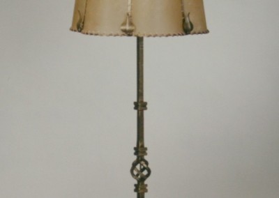 geschmiedete Bodenstehleuchte, Messing, handgefertigte,exclusive Tischlampe mit Pergament und Messing,Schirm mit echtem Transparentleder