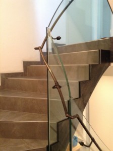 modernes Treppengeländer gefertigt - Glas, Handlauf - Stahl roh