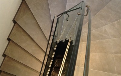 Fertigstellung von Treppengeländer Glas/ Stahl