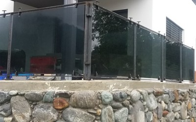 Montage von Glasgeländer für Terrasse