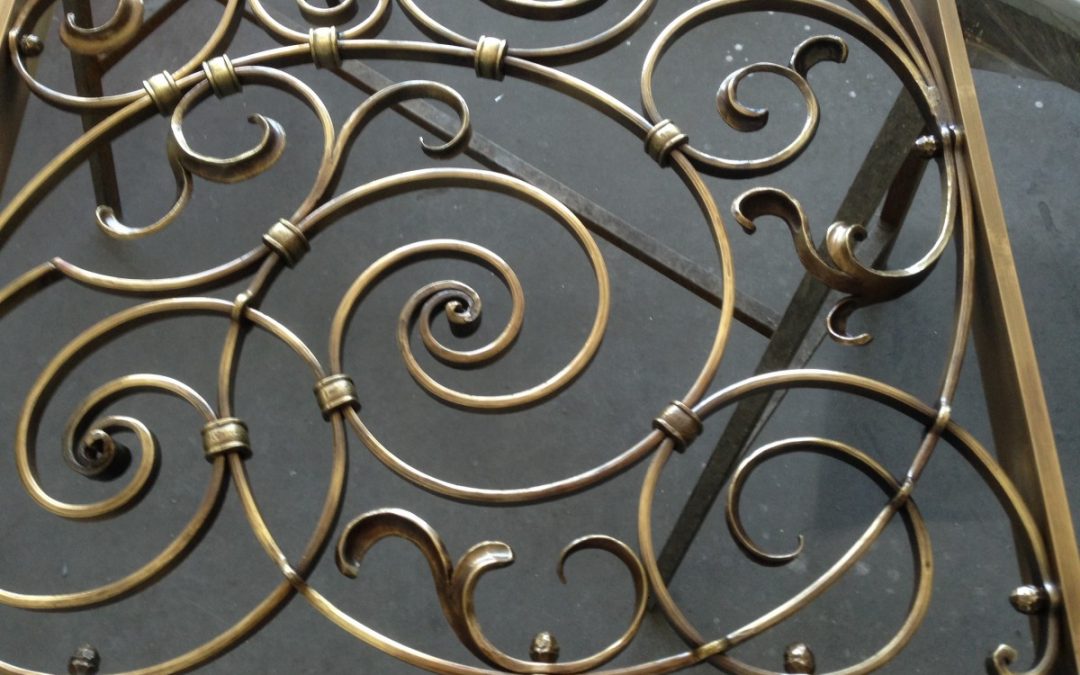 alte Kunstschmiedearbeit – aufwendige Tür in Schmiedebronze – Metalldesign